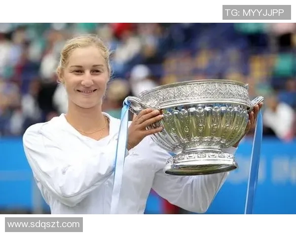 马卡洛娃与阿扎伦卡激战正酣谁能在网球赛场上笑到最后